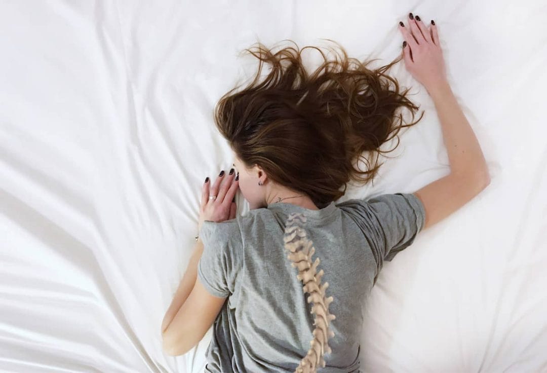 Posisi tidur yang baik untuk penderita Skoliosis